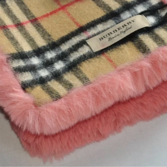 BURBERRY CHIC SCARF WITH THE VINTAGE CHECK IN CASHMERE AND PALE PINK FAUX FUR - Picture 9 of 16